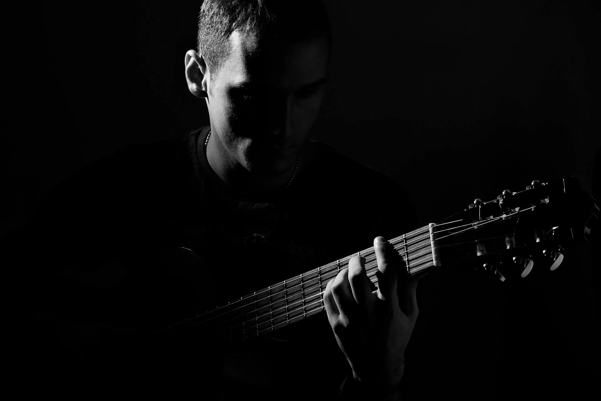 Guitariste jouant dans la pénombre