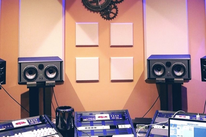 Home studio avec enceintes de monitoring et panneaux acoustiques