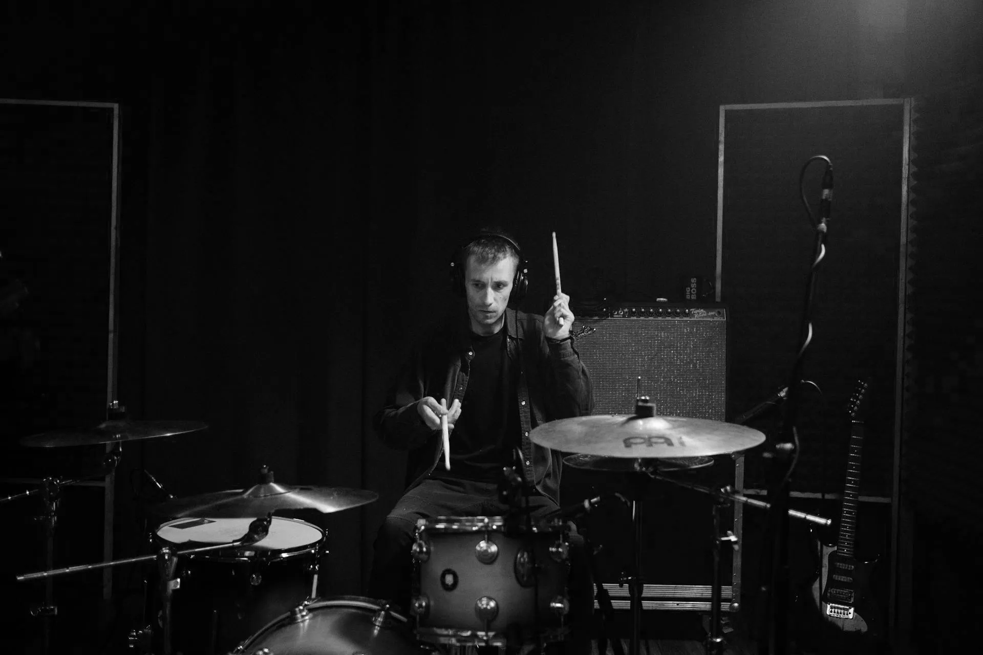 Batteur derrière sa batterie acoustique