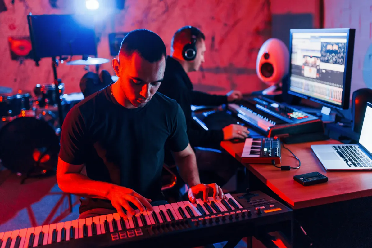Musicien au clavier dans un home studio