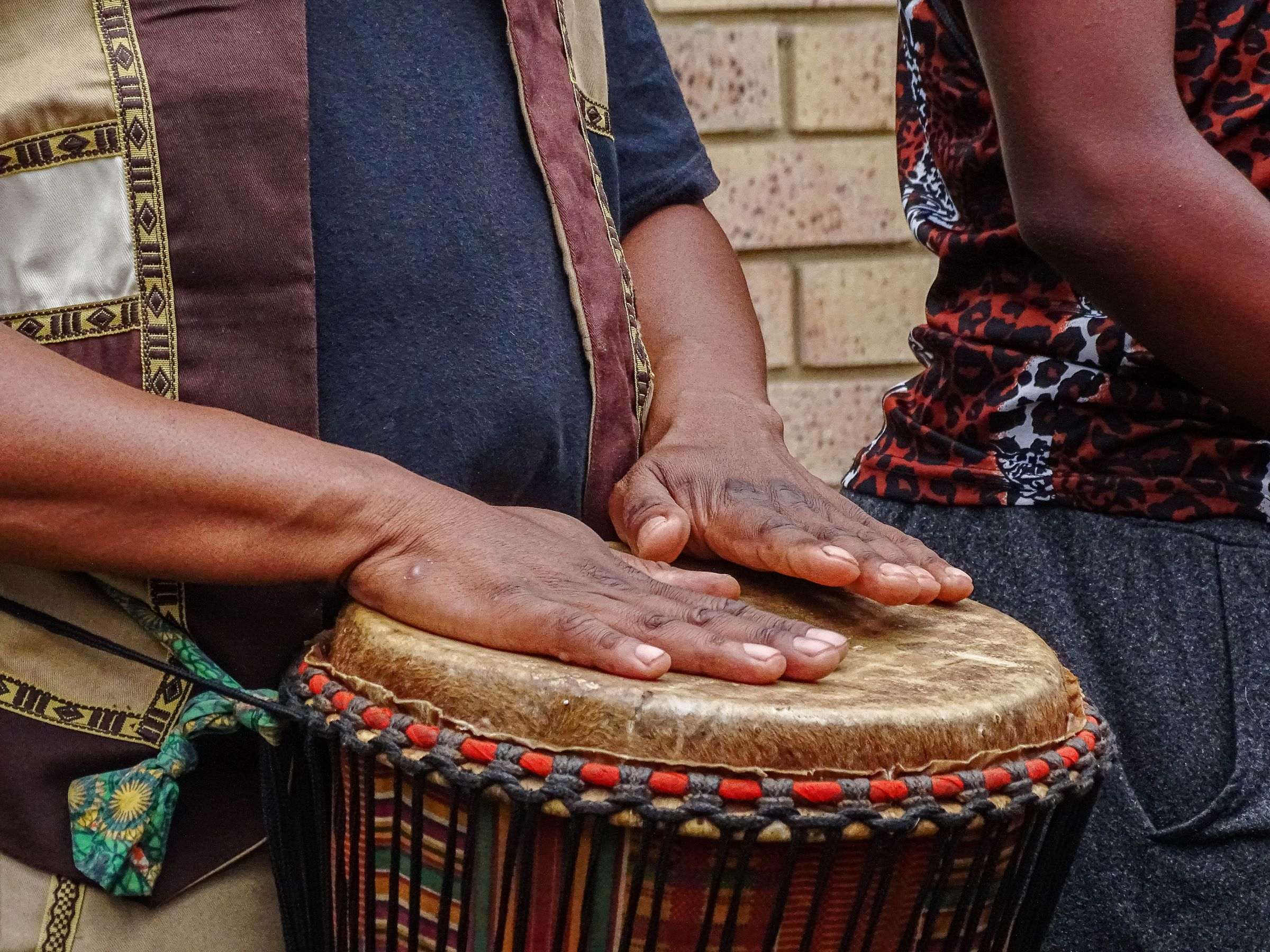 Djembé en bois avec peau tendue par des cordes