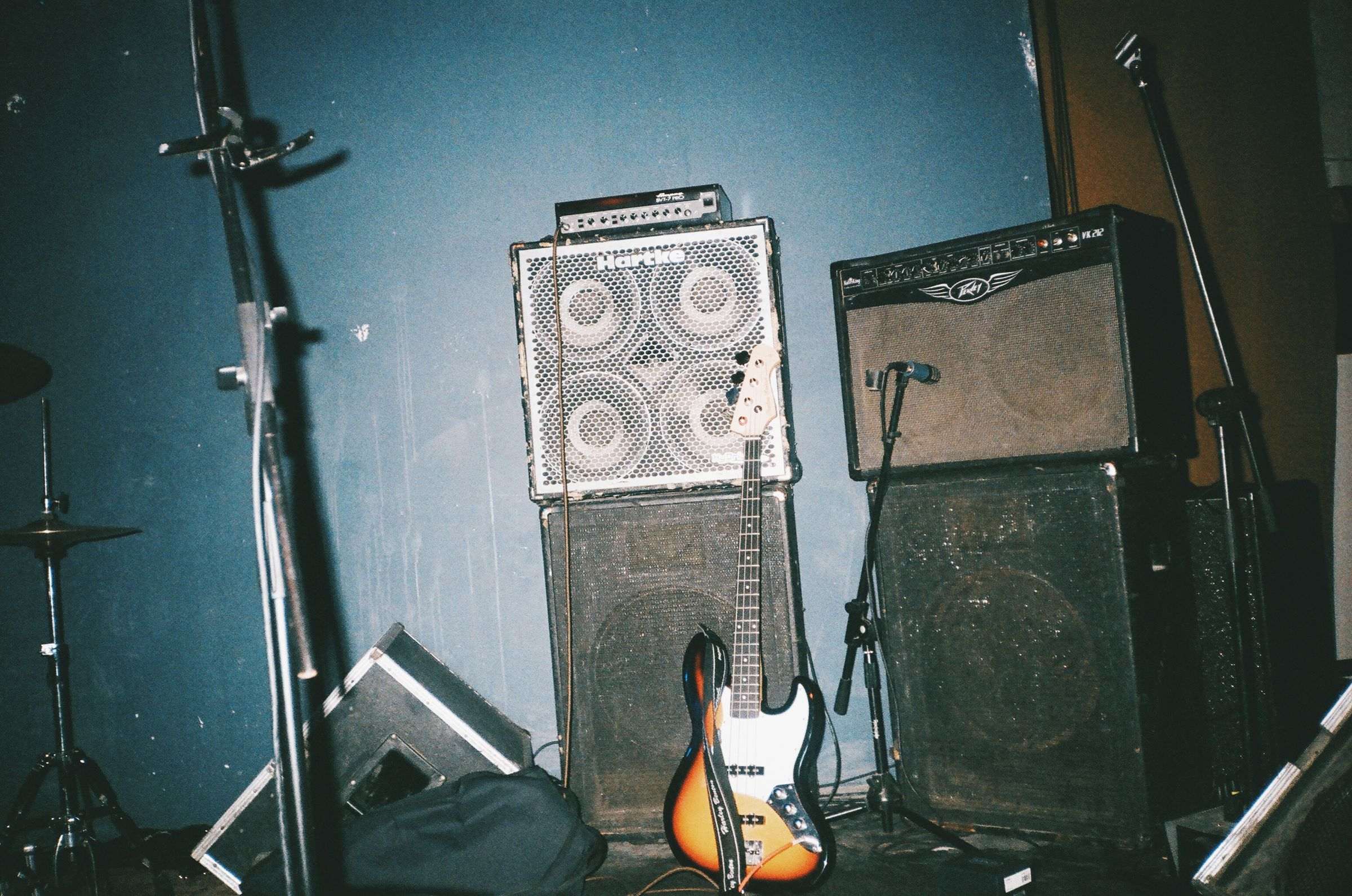 Guitare électrique à corps plein posée sur un ampli