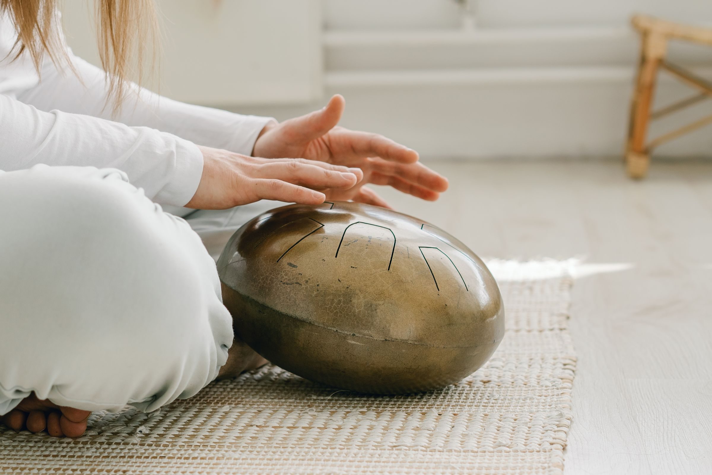 Handpan en acier posé sur un tissu, vu de dessus