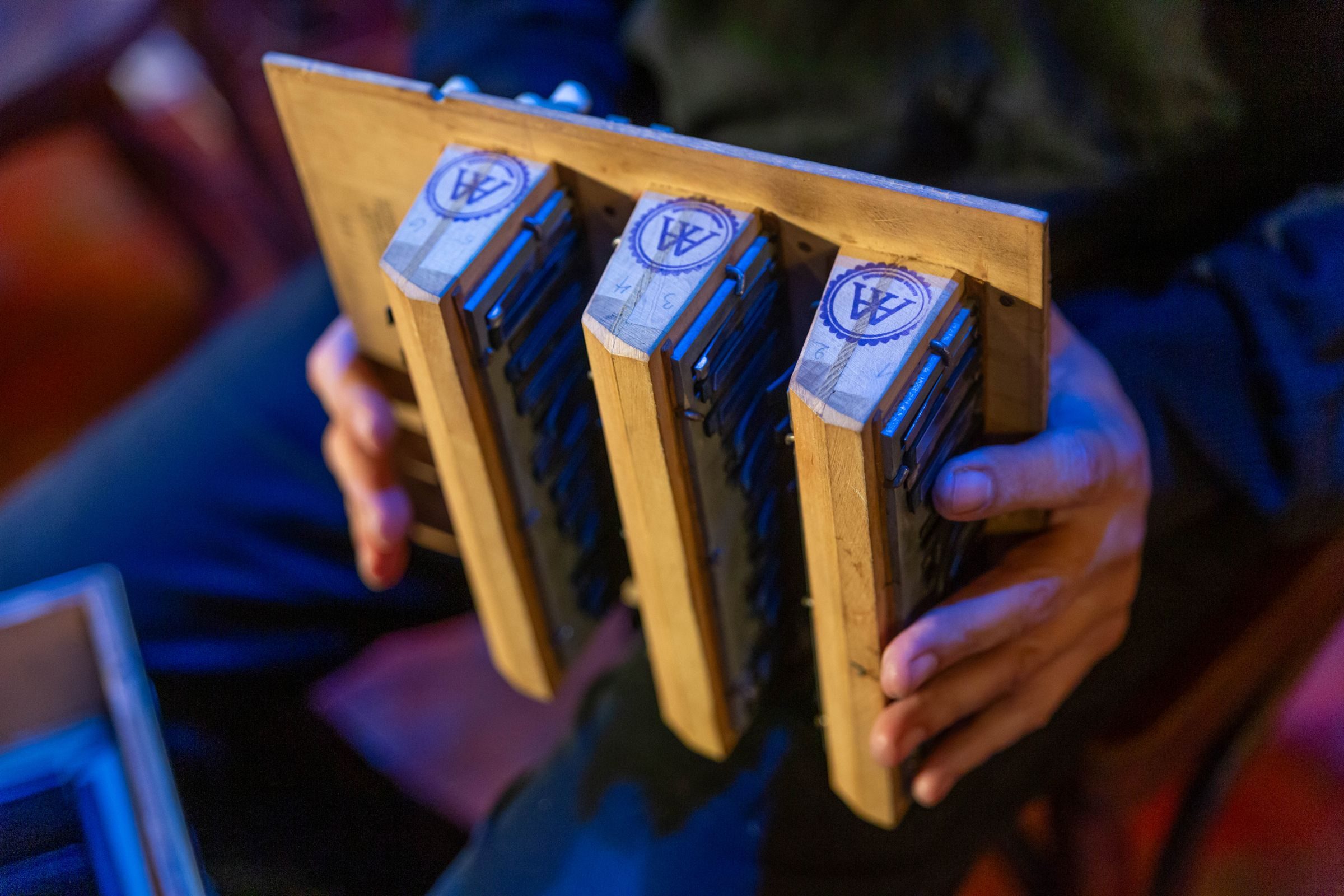 Harmonica diatonique posé sur une table en bois