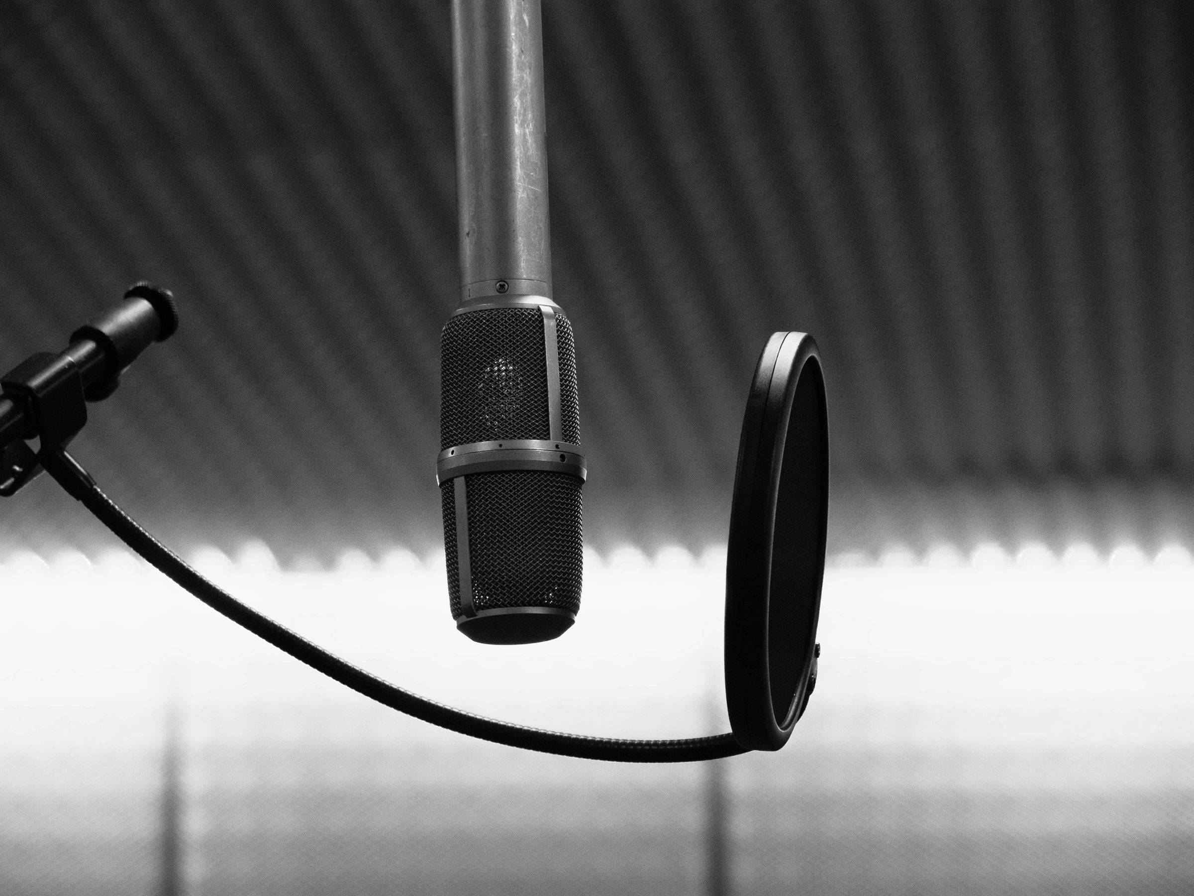 Micro à condensateur monté sur pied avec filtre anti-pop dans un studio d'enregistrement