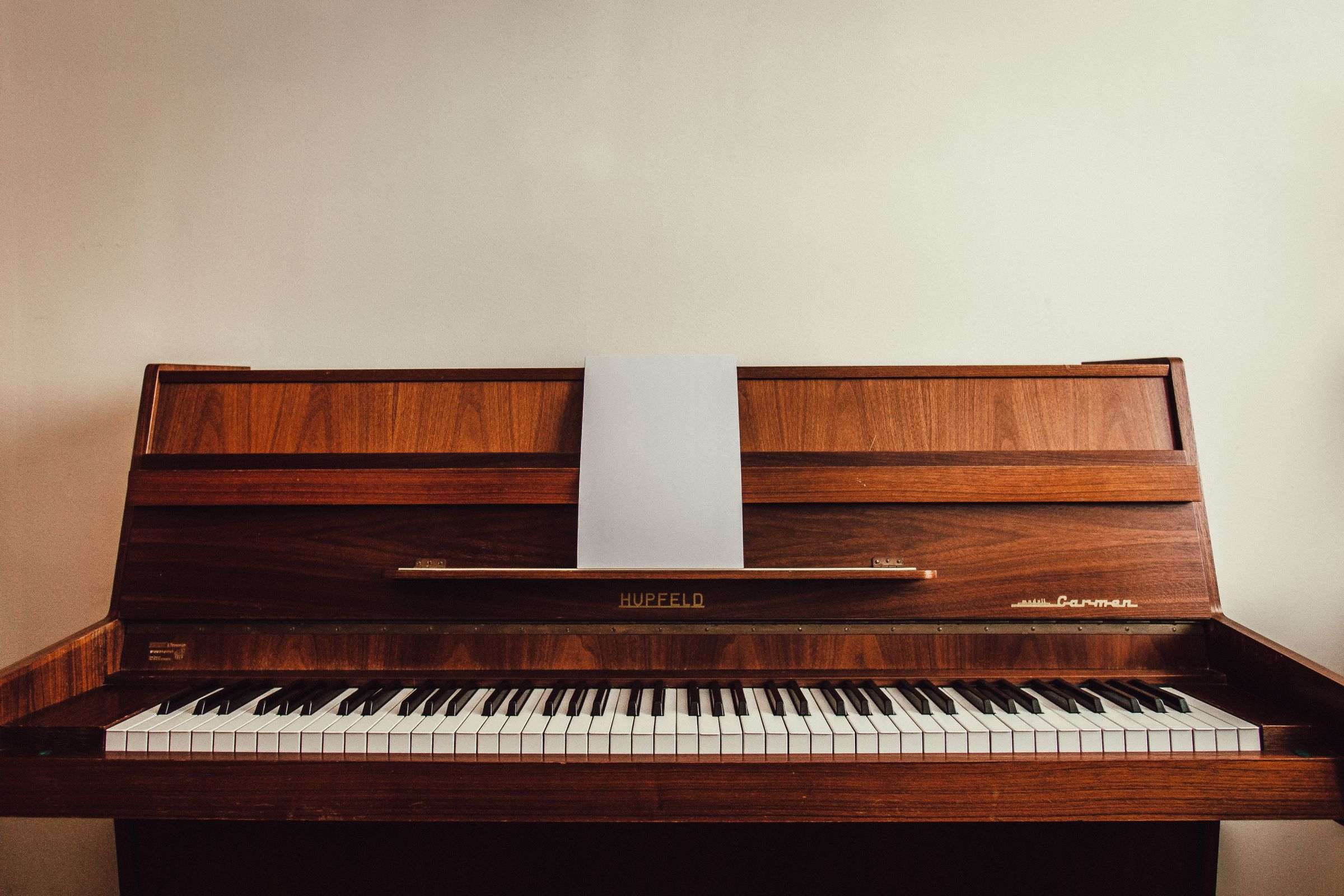 Piano droit en bois foncé avec son clavier ouvert