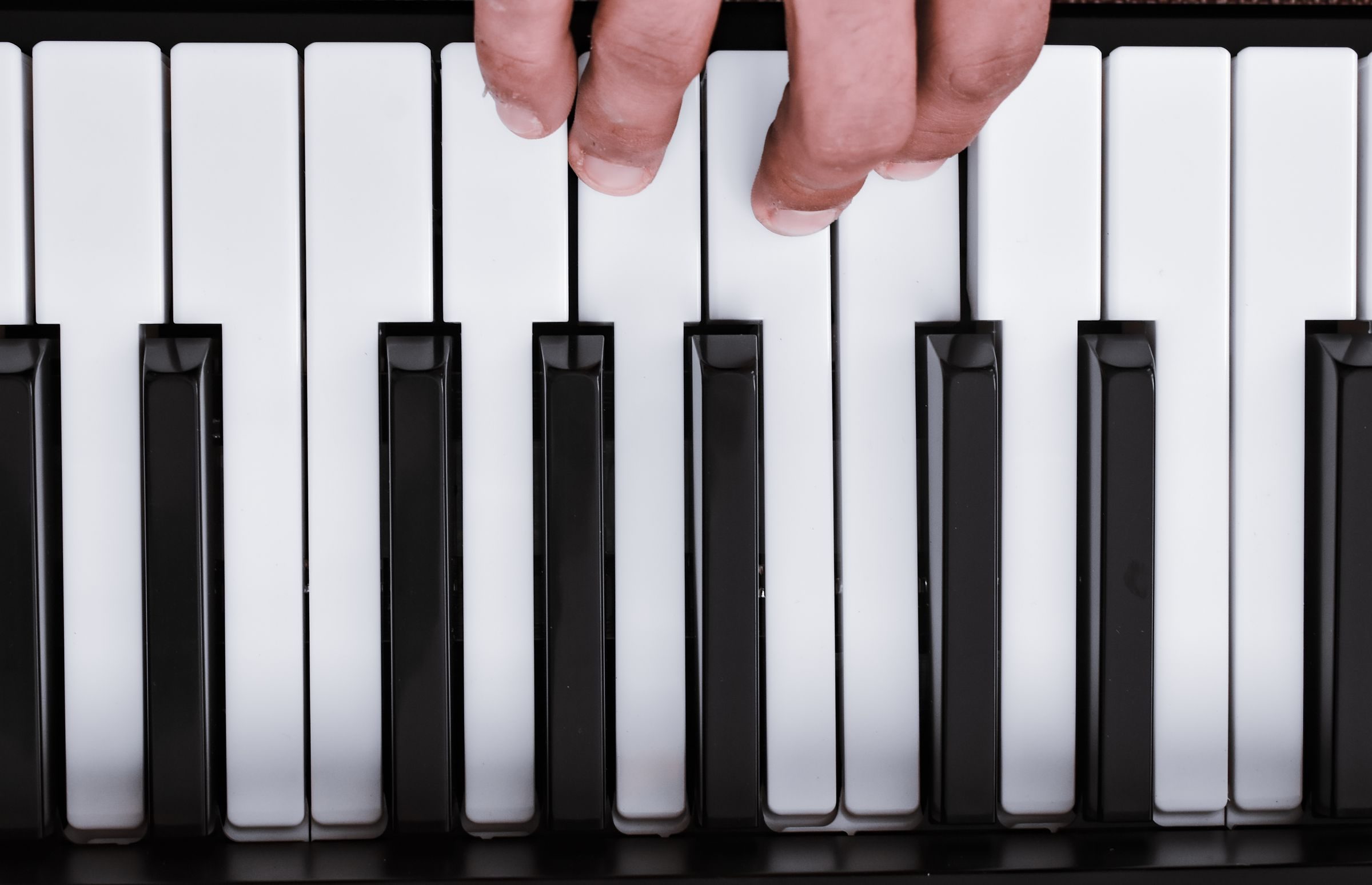 Piano numérique noir à clavier de quatre-vingt-huit touches dans un salon