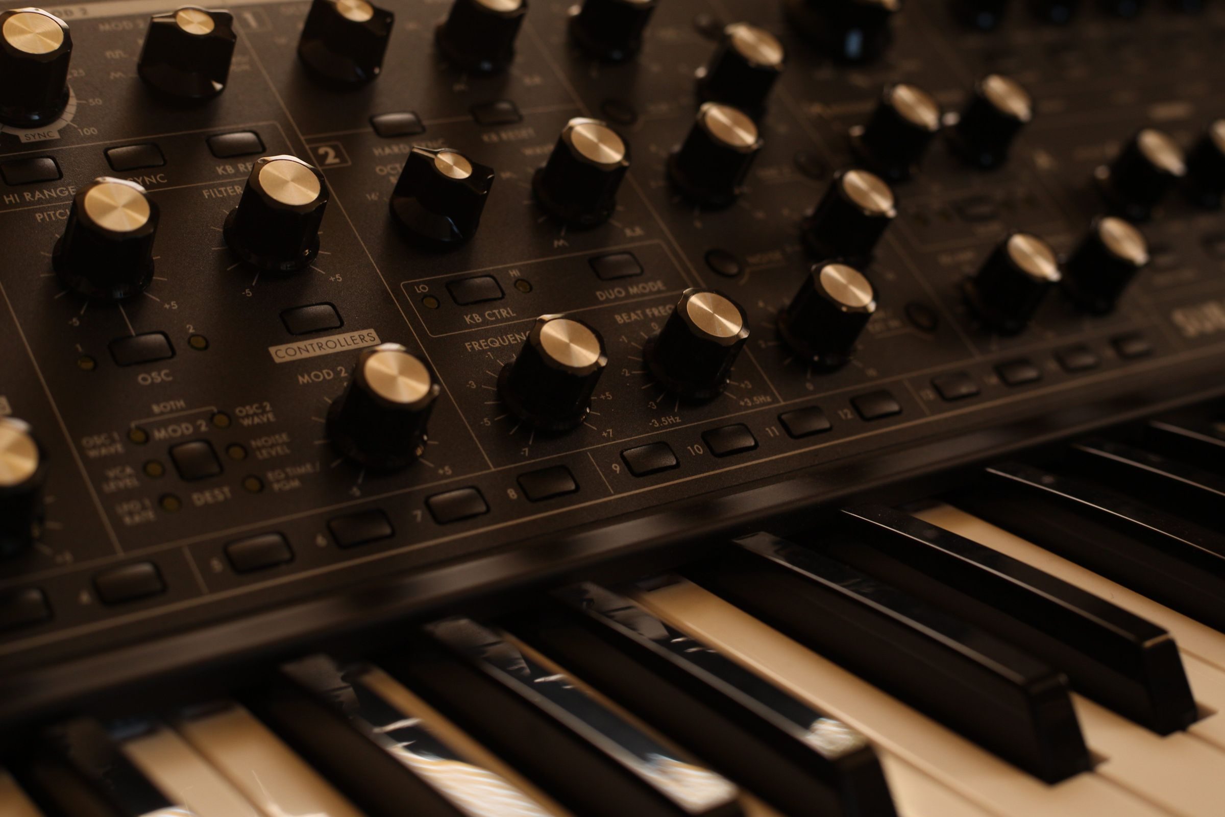 Synthétiseur analogique avec clavier et boutons de réglage